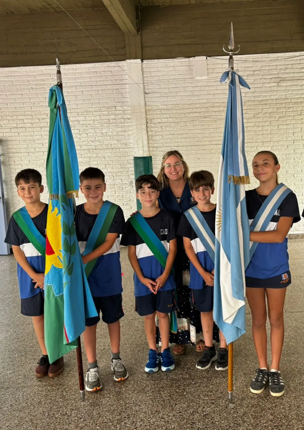 Abanderados y escoltas del Nivel Primario con las banderas de Argentina y la Provincia de Buenos Aires