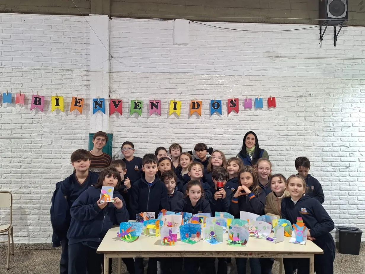 Alumnos del Nivel Primario de la Escuela Argentina del Oeste con los proyectos que realizaron en clase