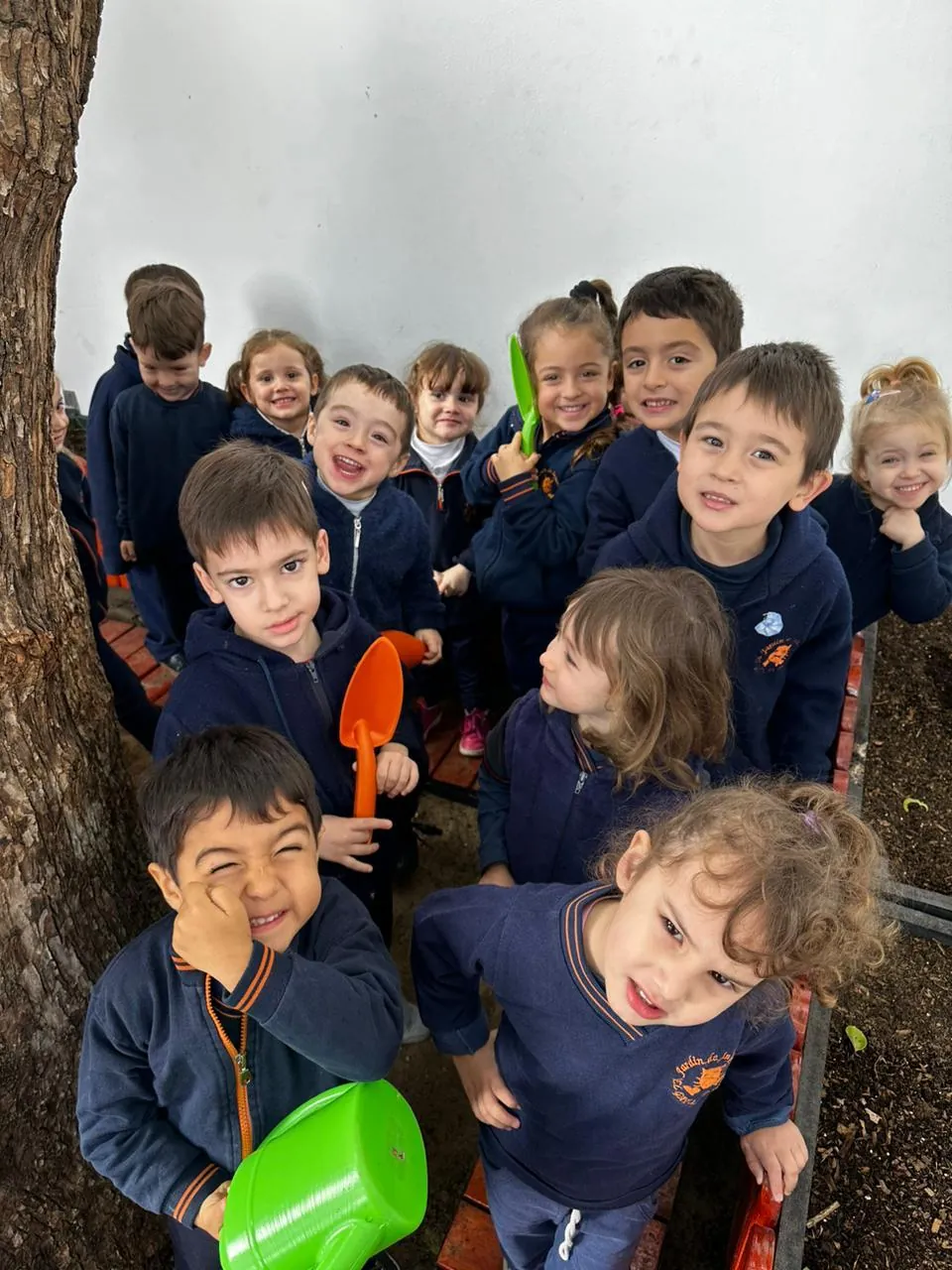 Alumnos del Nivel Inicial de la Escuela Argentina del Oeste en el taller de huerta