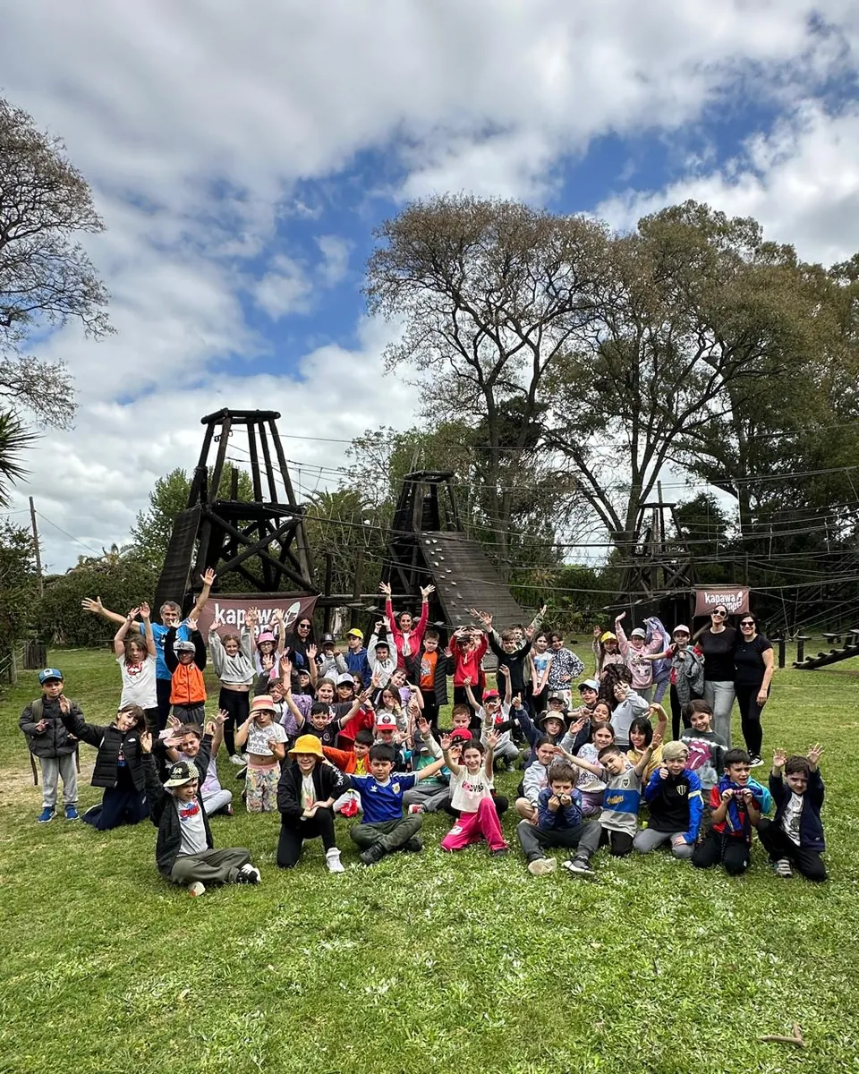 Alumnos de primaria en el campamento anual, frente al circuito de juegos de altura