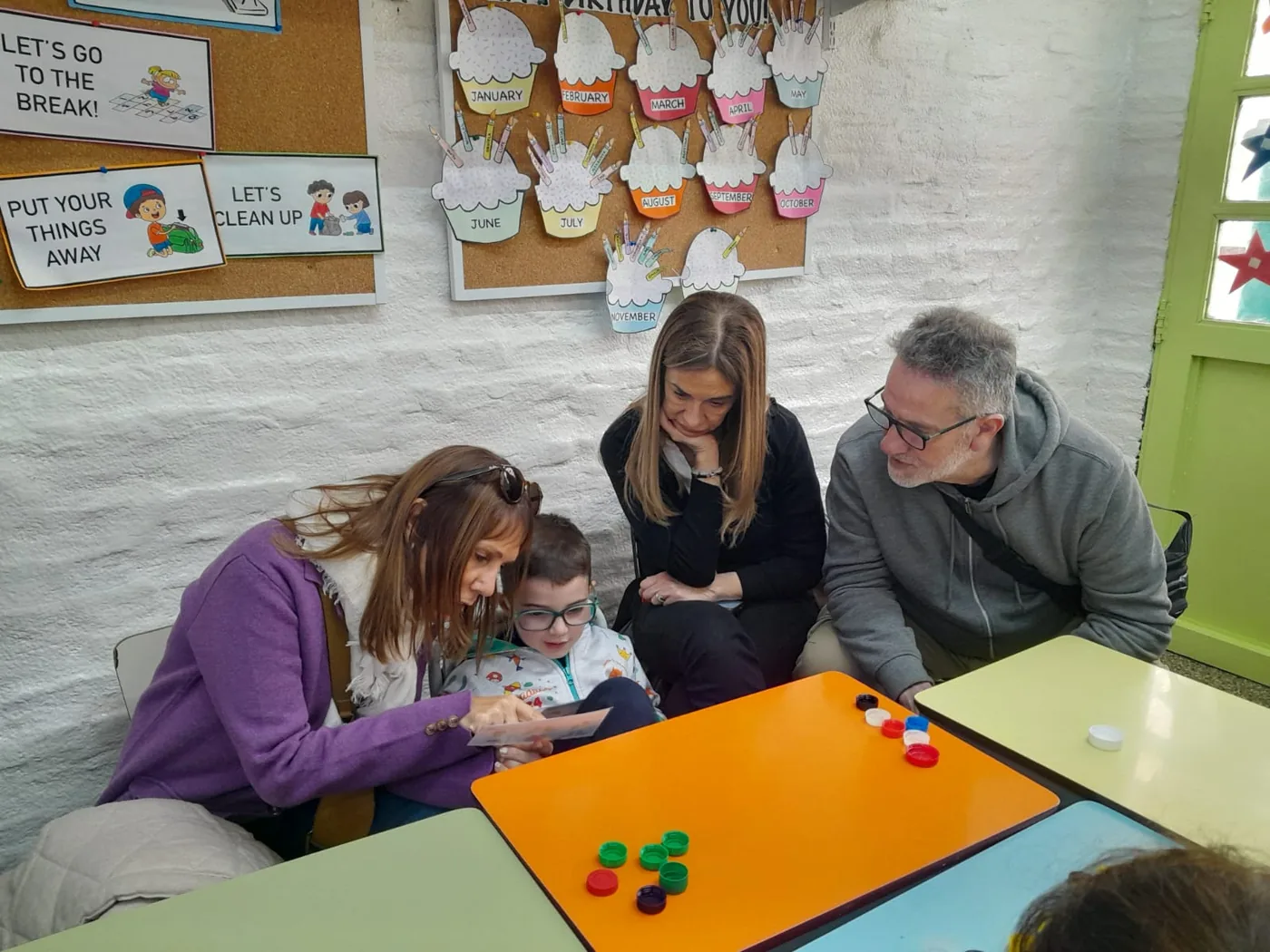 Docentes y familia de la Escuela Argentina del Oeste acompañando a un alumno en el aula