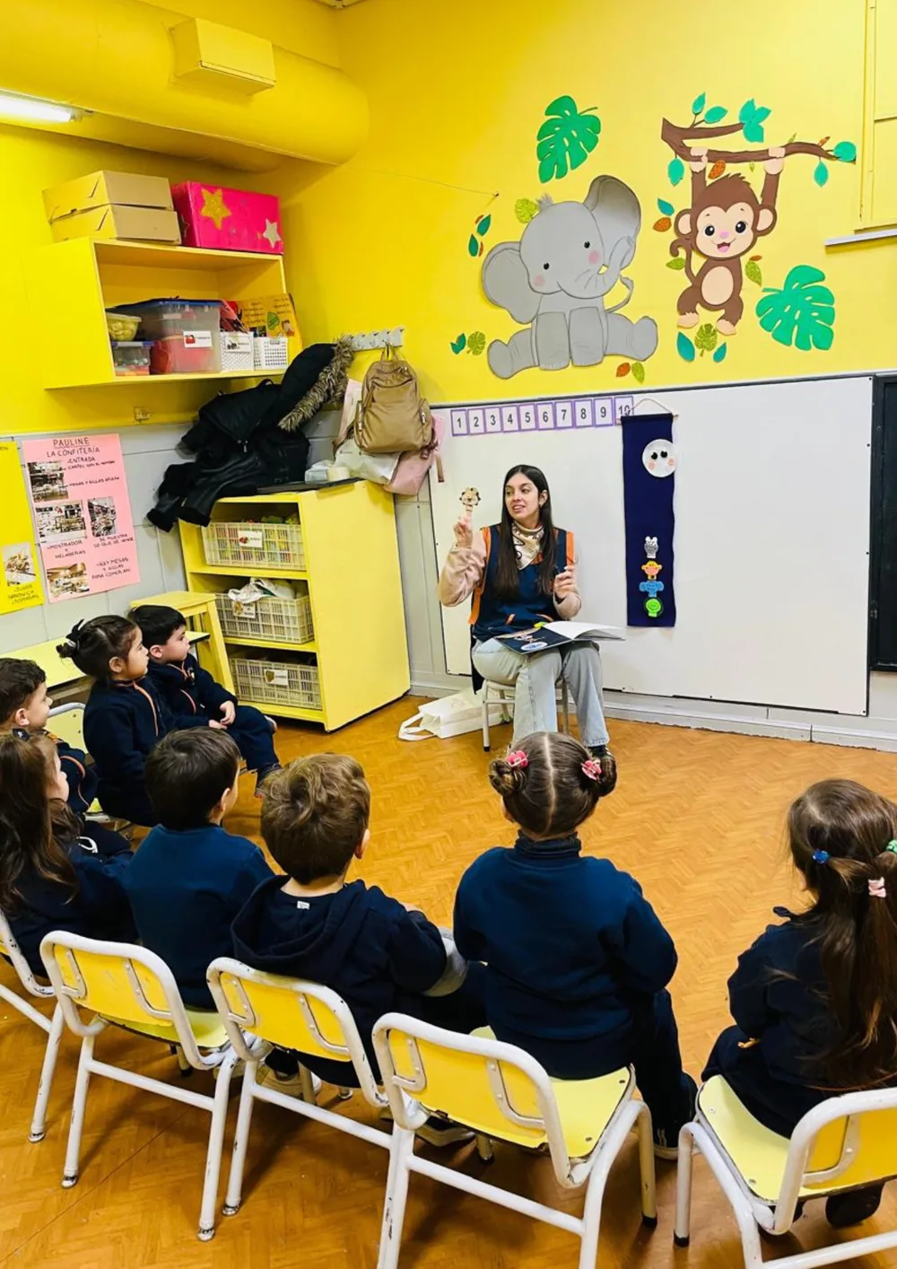 Docente de la Escuela Argentina del Oeste narrando un cuento a un grupo de alumnos del Nivel Inicial