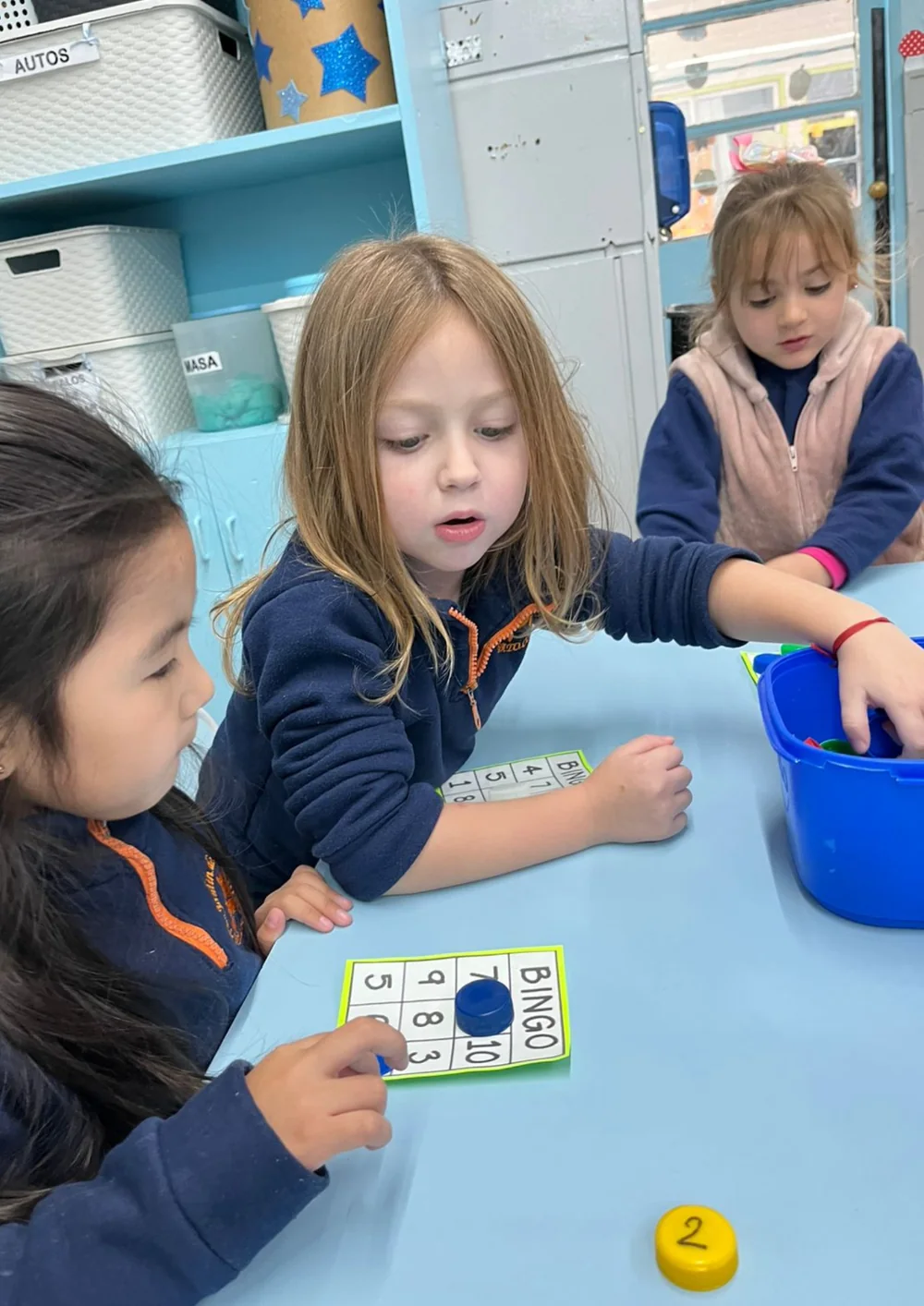 Alumnas del Nivel Inicial de la Escuela Argentina del Oeste jugando al bingo en inglés