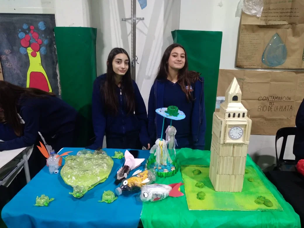 Alumnas del Nivel Secundario de la Escuela Argentina del Oeste presentando un proyecto de CLIL