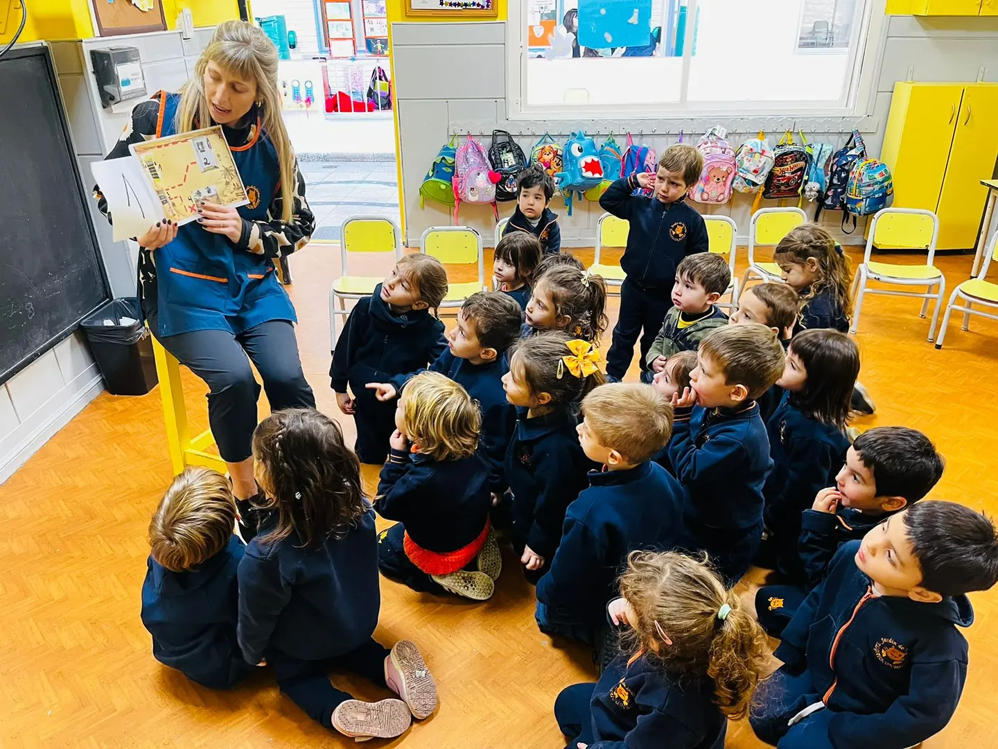 Docente leyendo un cuento a los niños del Jardín El Gato con Botas, Ramos Mejía