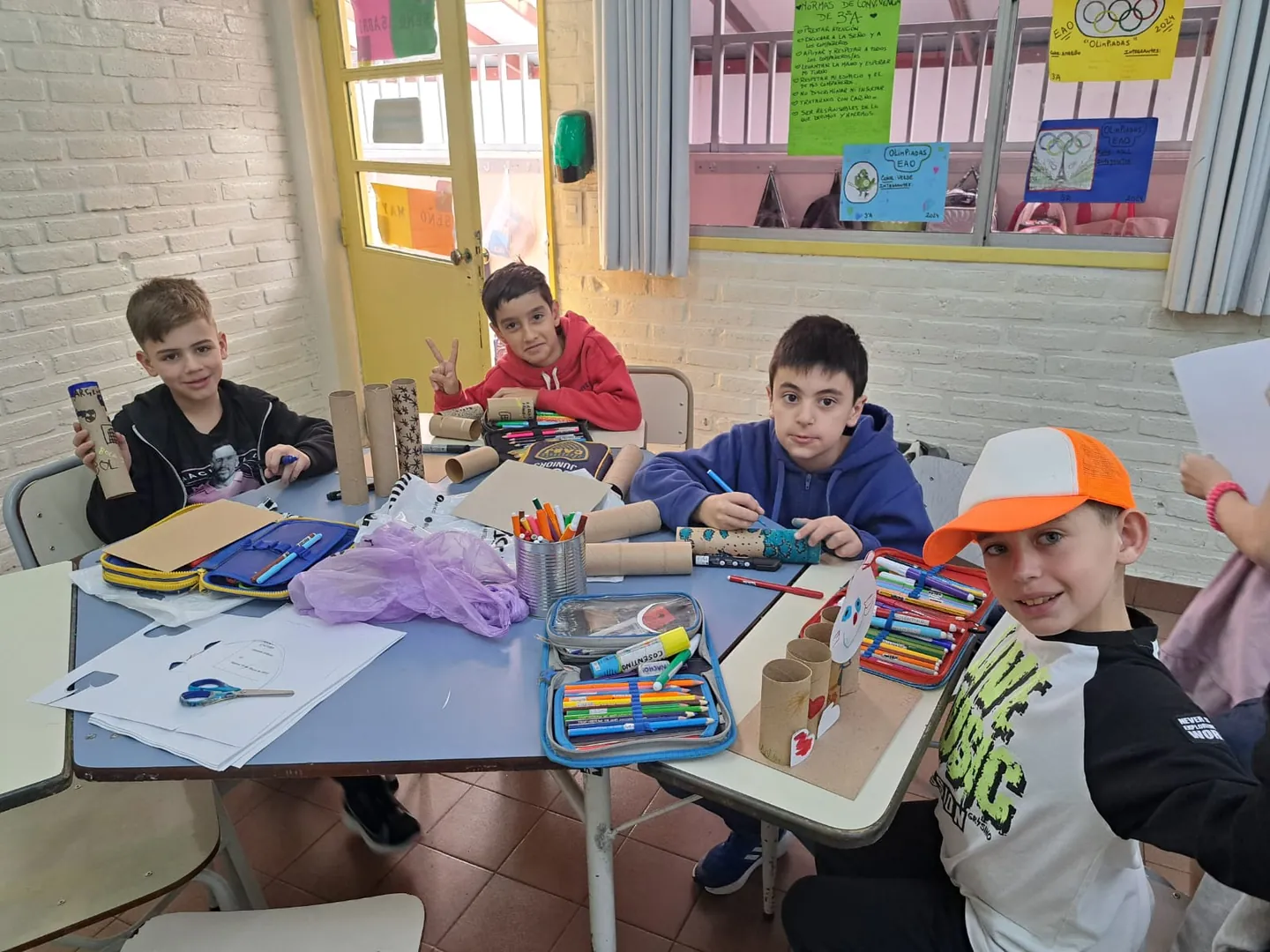 Alumnos de primaria trabajando en un proyecto en el aula