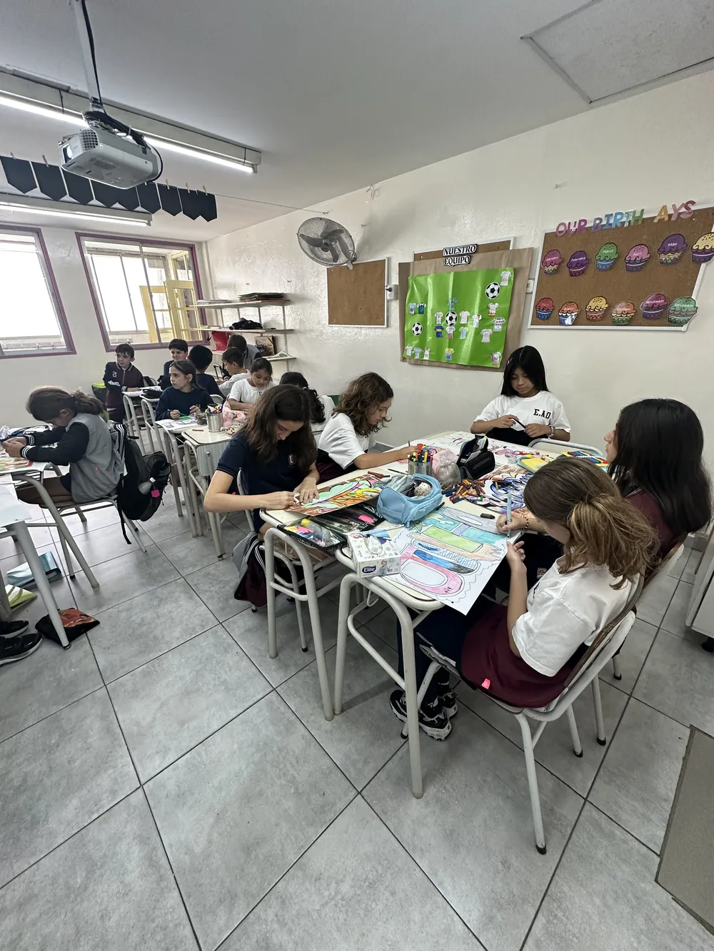 Alumnos del Nivel Primario de la Escuela Argentina del Oeste trabajando en grupo en un aula bilingüe