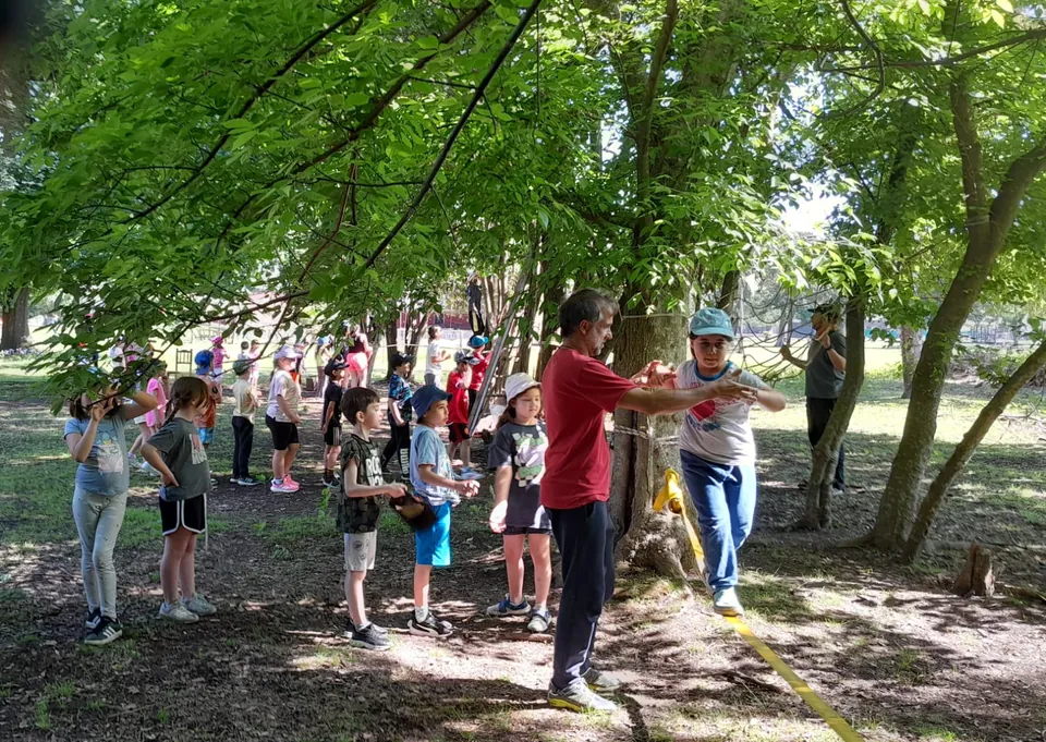Alumnos de sexto grado en una actividad de destreza al aire libre durante el viaje de egresados
