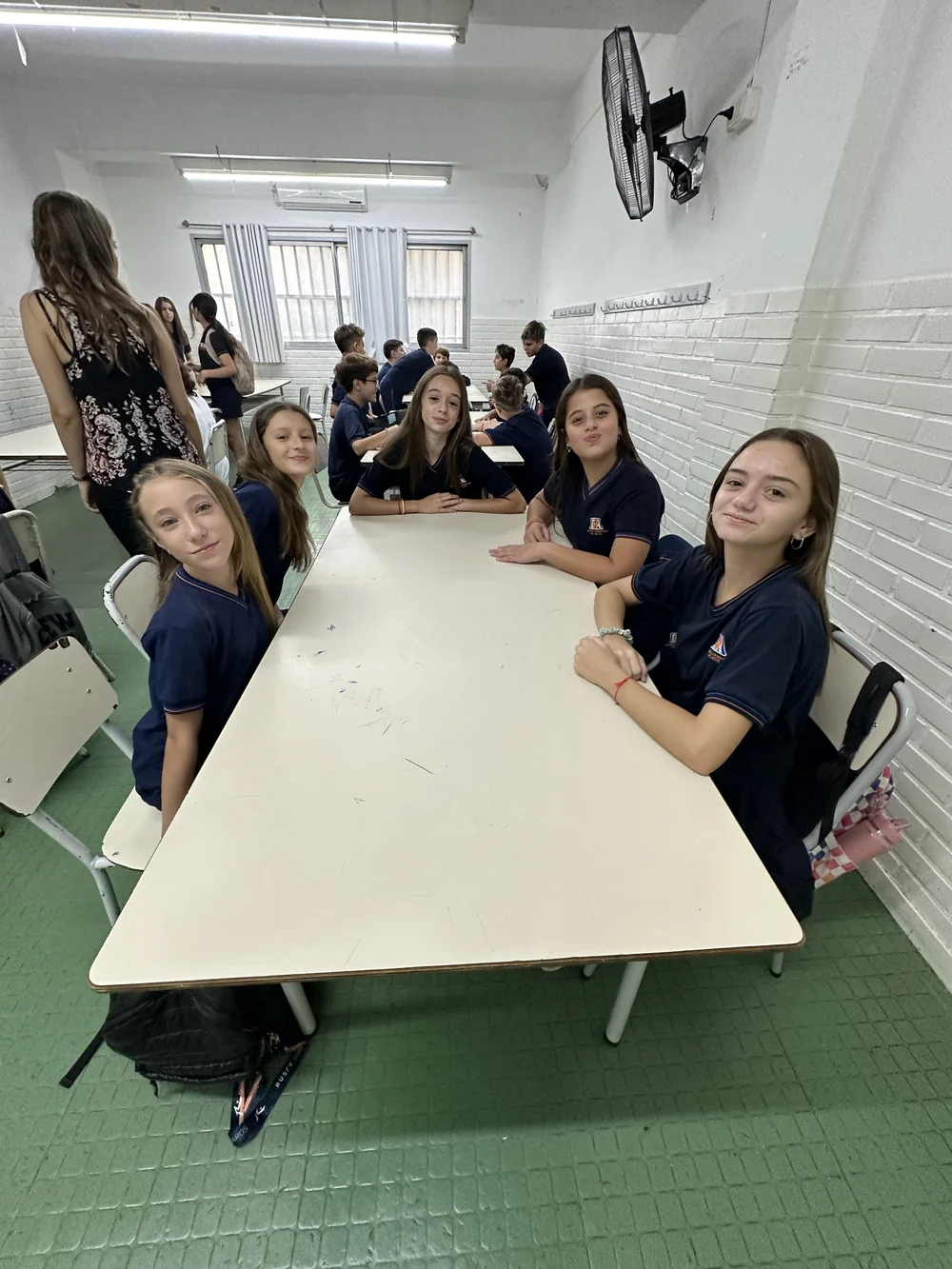 Alumnas del Nivel Secundario de la Escuela Argentina del Oeste en el aula