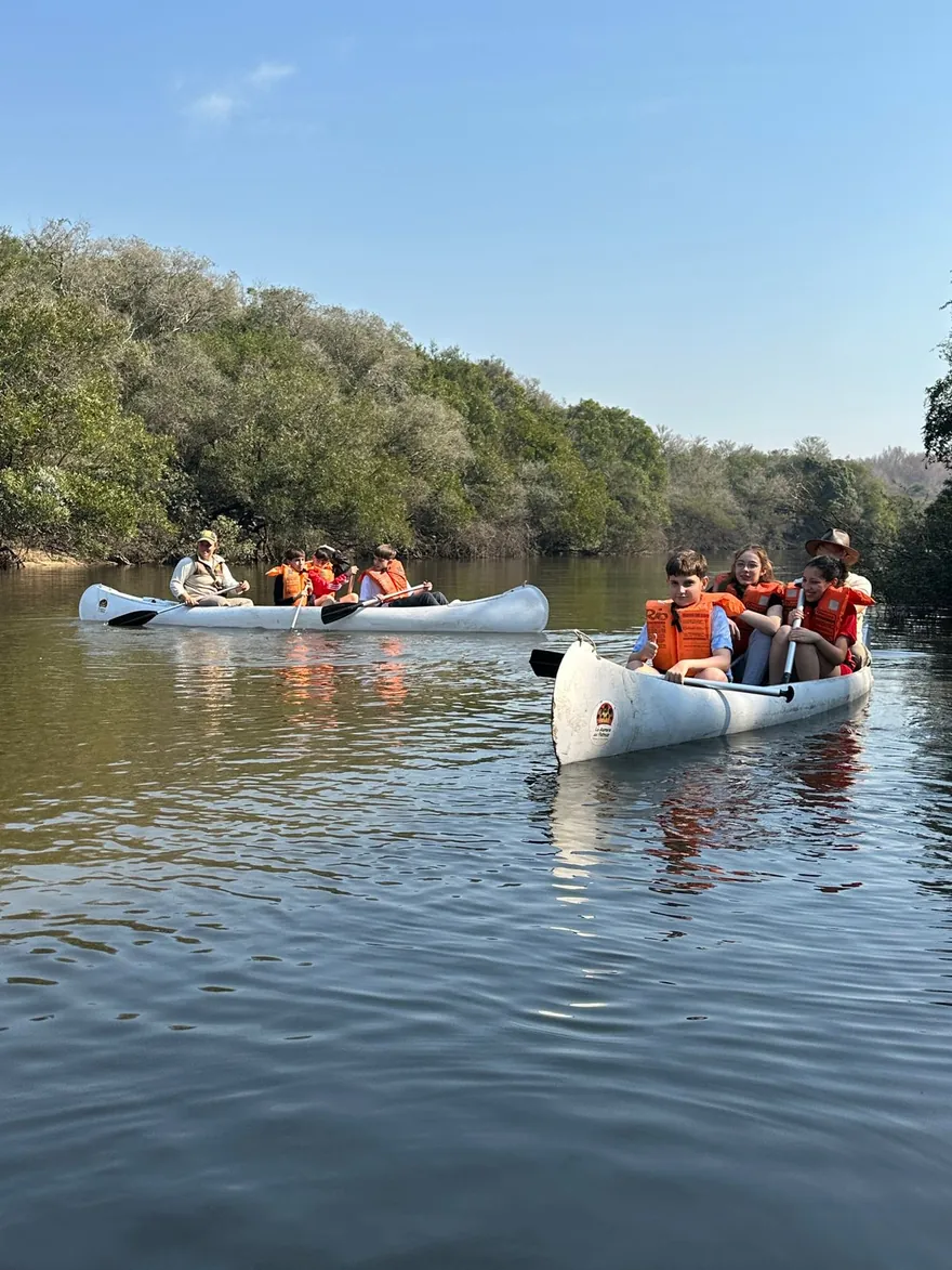 Alumnos de 2.º año del Nivel Secundario haciendo canotaje en el campamento en Colón, Entre Ríos
