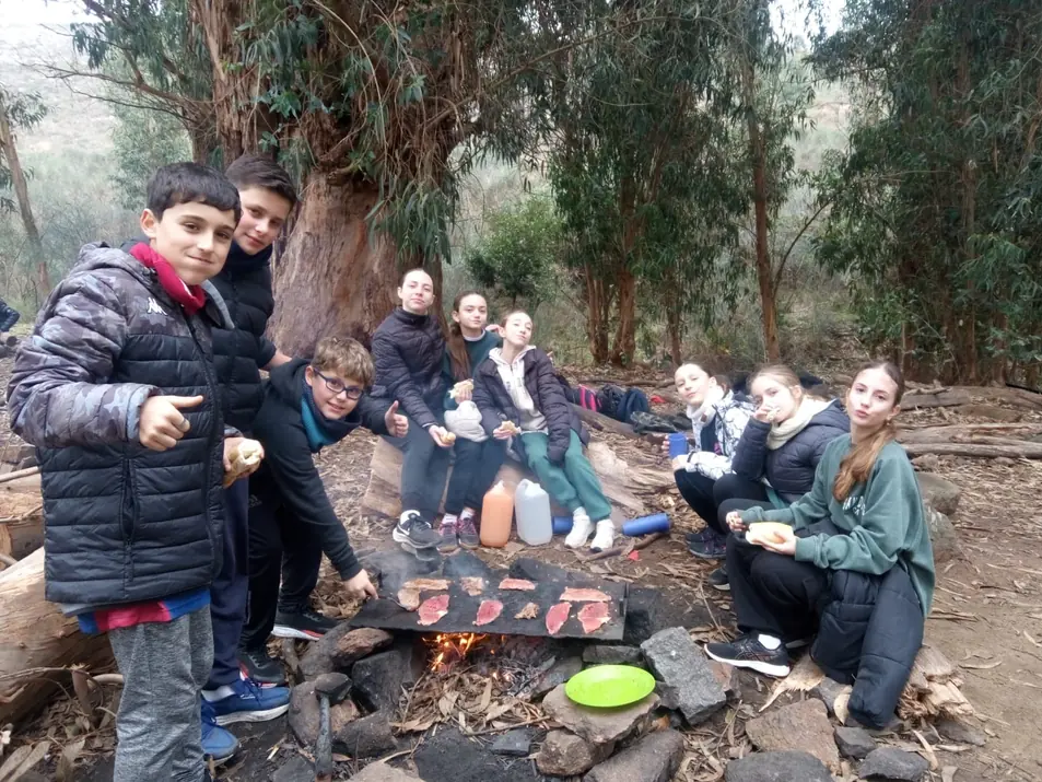 Alumnos de 4.º año del Nivel Secundario compartiendo un fogón en el campamento en San Rafael