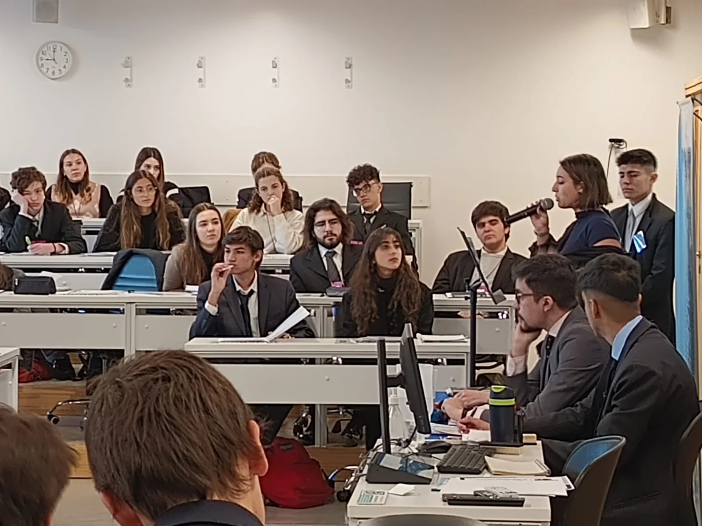 Estudiantes del Nivel Secundario de la Escuela Argentina del Oeste participando de un modelo de Naciones Unidas