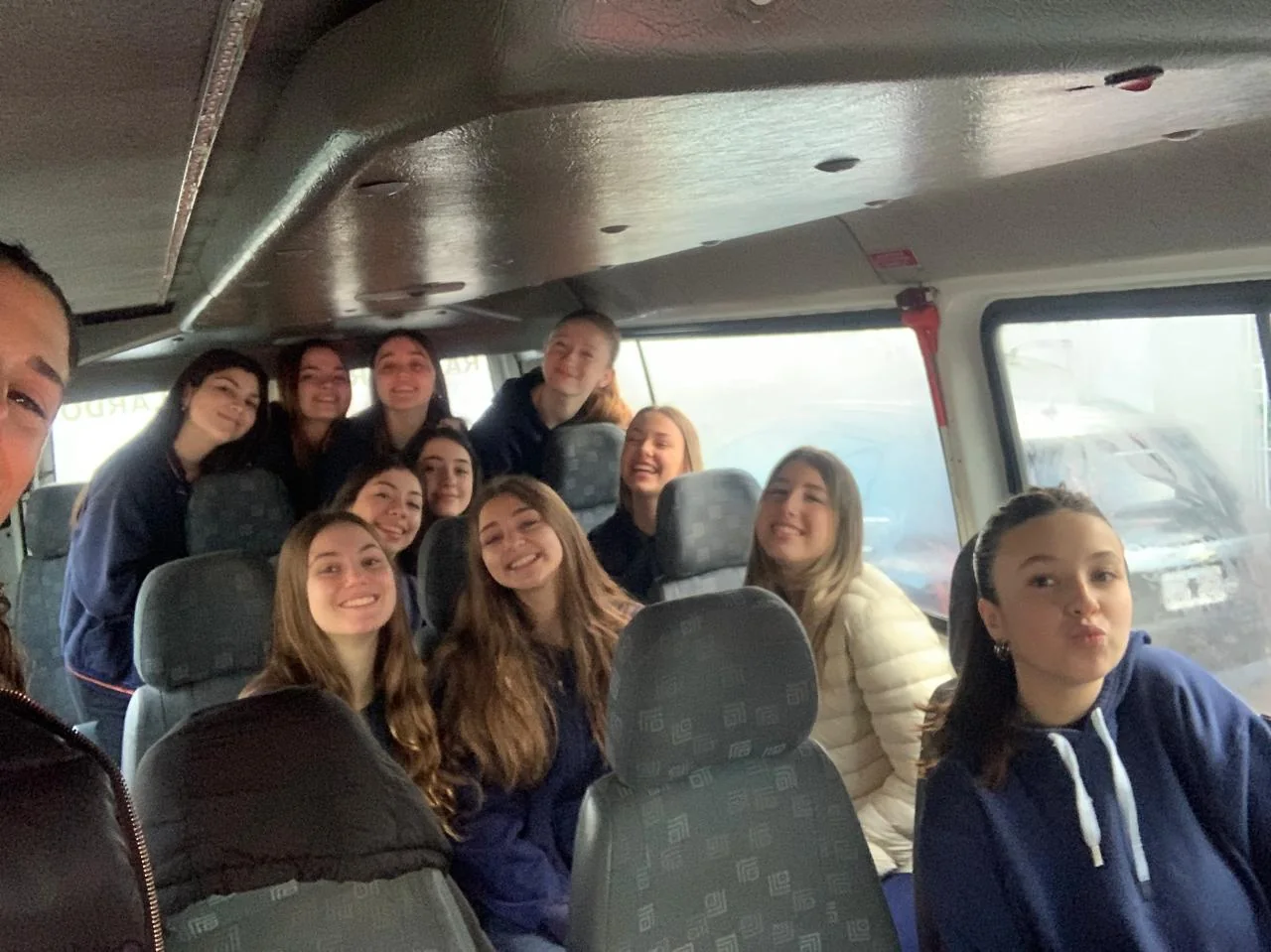 Alumnas del Nivel Secundario de la Escuela Argentina del Oeste en una salida educativa