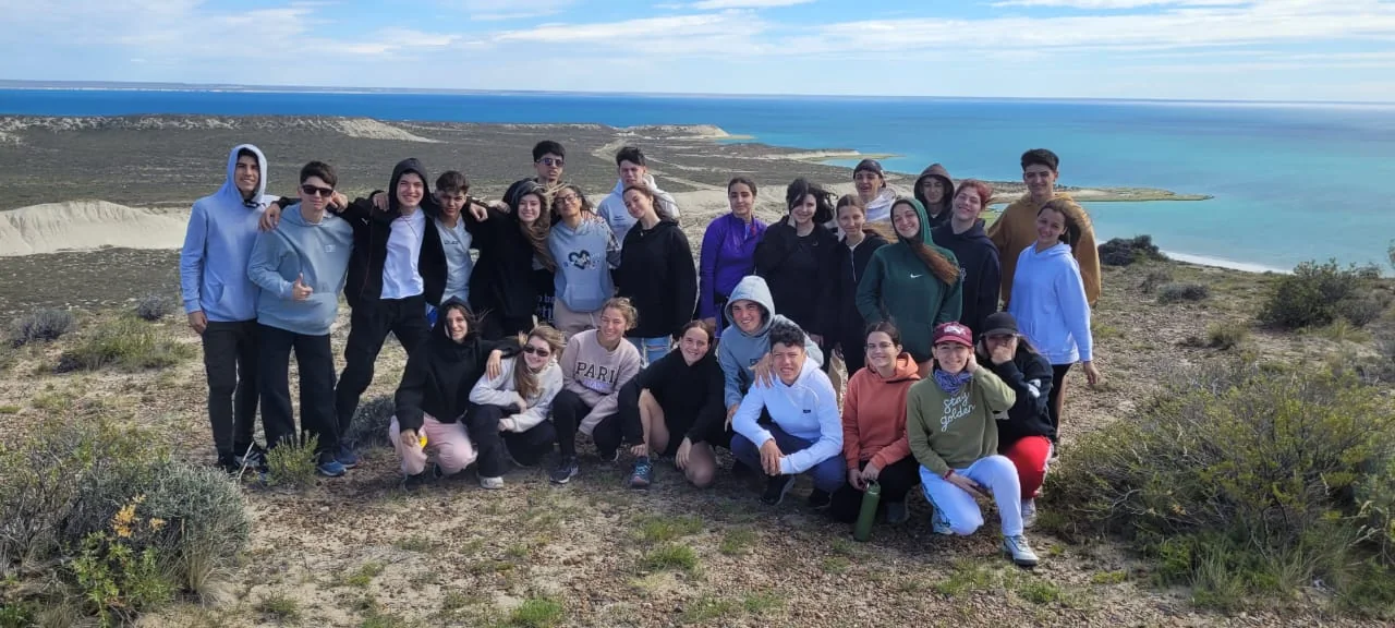 Alumnos de 3.º año del Nivel Secundario durante el viaje de estudio a Puerto Madryn
